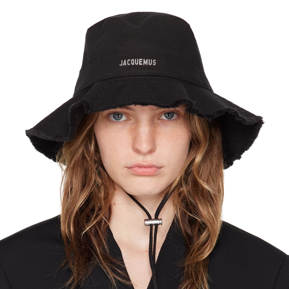 JACQUEMUS
Black Les Classiques 'Le bob Artichaut' Bucket Hat